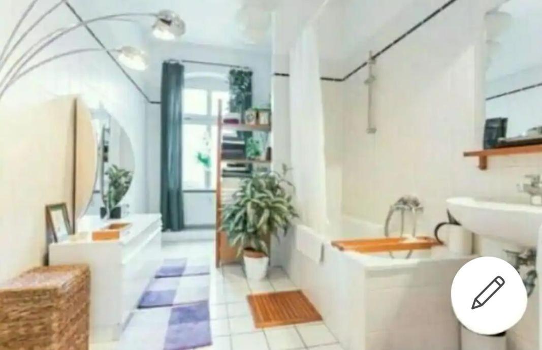 Private Bedroom Near Alexanderplatz In Sharing Apartment Berlín Exterior foto