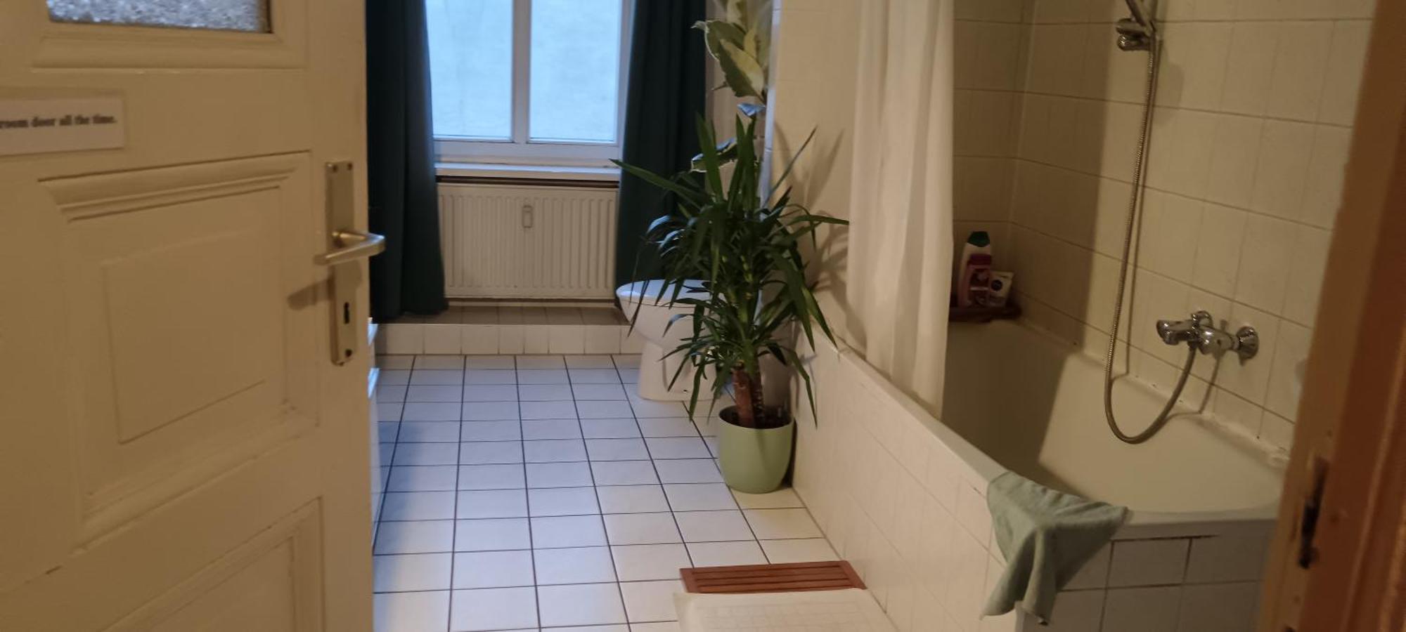 Private Bedroom Near Alexanderplatz In Sharing Apartment Berlín Exterior foto